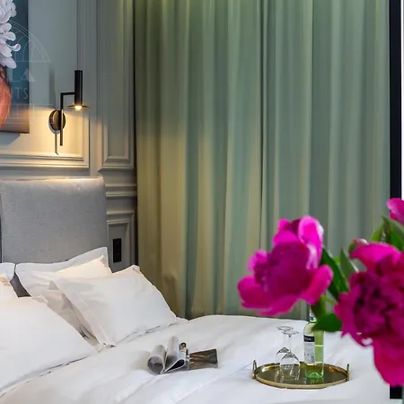 Feminine Fragola Apartment
